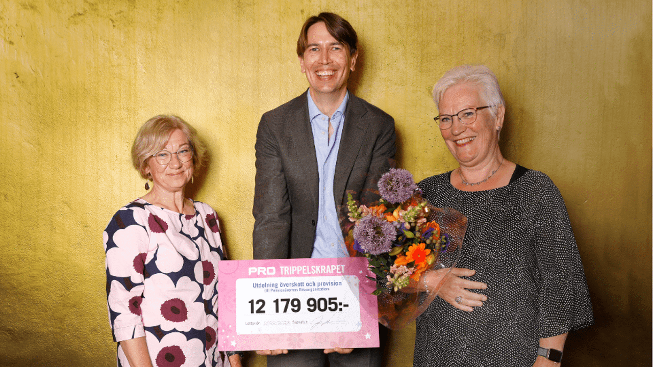 Senaste överskottet som mottogs av Johanna Hållén, förbundssekreterare på PRO och förbundsordförande Åsa Lindestam, överlämnades av Jonas Lindholm, VD på Nordic Lottery som driftar lotteriet på uppdrag av PRO.